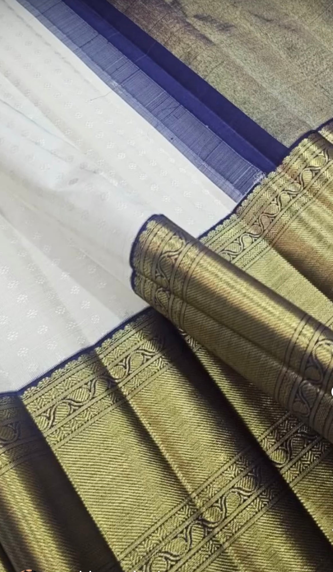 25% discounted price, 100% Pure Kanchipuram 1gram gold Zari used. White and blue combination blouse,  pallu and border. Zari Woven Kanchipuram Silk Saree with Unstitched Blouse.